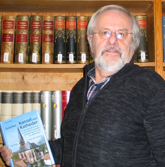 Dr. Eberhard Blohm, ehemaliger Lehrer am Gymnasium Altenkirchen ist ein engagierter Forscher der lokalen Geschichte. Foto: Petra Stroh