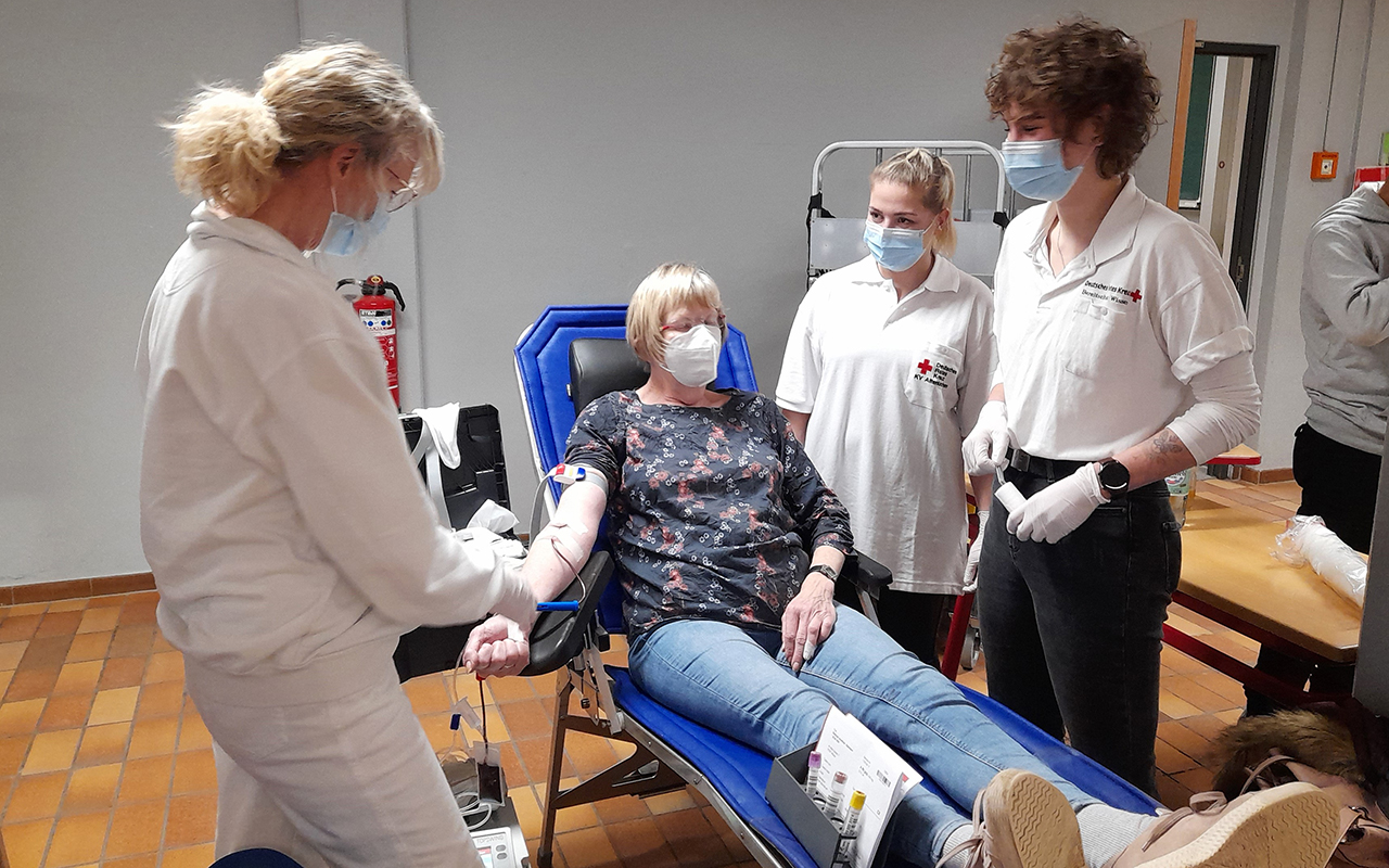 Waltraud Hammann aus Wissen war zum dritten Mal bei einem Blutspendetermin erschienen. Rechts stehen die Helferinnen Ayleen Kreit und Mirjam Schmidt. (Fotos: Bernhard Theis)
