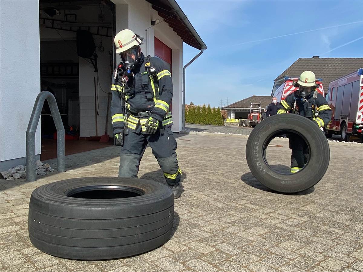 Bei der Belastungsübung mussten die Atemschutzgertetrger Stationen mit unterschiedlichen Schwerpunkten absolvieren, bei denen Kraft, Koordination und Ausdauer gefragt waren. (Fotos: VG-Feuerwehr Daaden-Herdorf) 