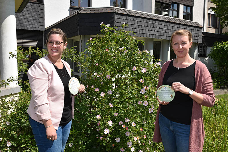 Gaby Schfer (links) und Alena Linke, die die Lokale Agenda betreuen mit dem Flyer des Wettbewerbs. Foto: privat