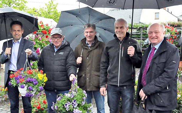 Gut beschirmt ging es auf den Marktrundgang: (von links) Thomas Schmidt, Rolf Schmidt-Markoski, Dirk Fischer, Fred Jngerich und Michael Lieber. (Foto: kk)