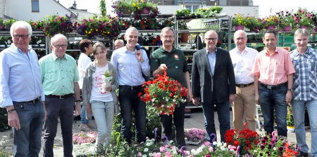 Am Rundgang ber den Westerwlder Blumenmarkt nahmen unter anderem nahmen Marktmeister Dirk Fischer, Ortsbrgermeister Thomas Schmidt, die MdLs Heijo Hfer und Dr. Peter Enders sowie Schirmherr Josef Zolk teil. (Foto: kk)