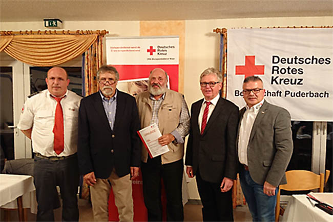 Von links: Bereitschaftsleiter des DRK OV Puderbach Oliver Klein; 1. Vorsitzender des DRK OV Puderbach Wolfgang Kunz; Jrgen Schtze; Prsident des DRK KV Neuwied Werner Grber; Peter Dobrinoff, Referent fr ffentlichkeitsarbeit des DRK 