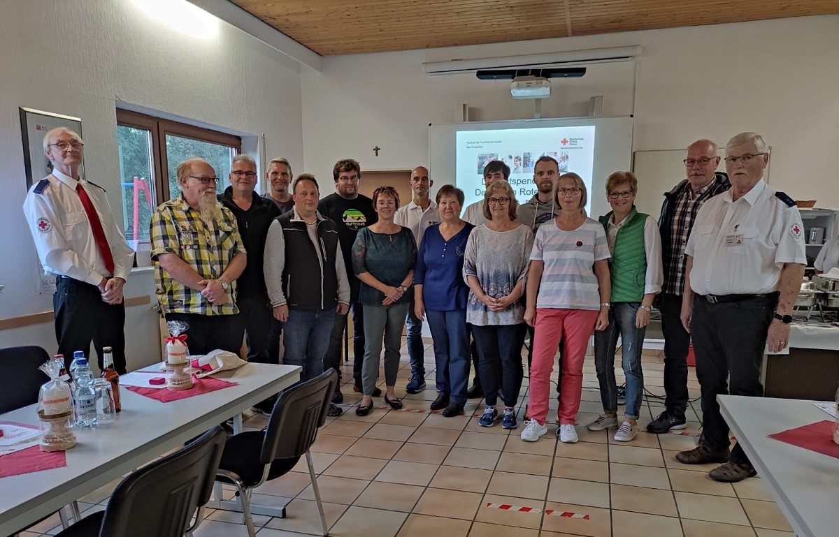 Bei der Ehrung waren 15 zu Ehrende anwesend. (Foto: DRK Selters)