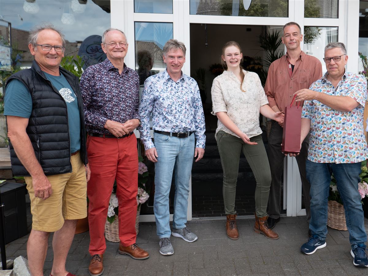 Gratulation zur Geschftserffnung (von links): Ulli Gondorf, Jrgen Heermann, Dirk Fischer, Jule Backhaus, Stefan Rder und Wolfgang Scharenberg (Foto: 1alles.de)
