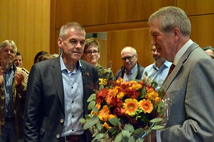 Glckwnsche fr den neuen Brgermeister Fred Jngerich gab es vom Beigerordneten Heinz Dber (rechts). Fotos: kk