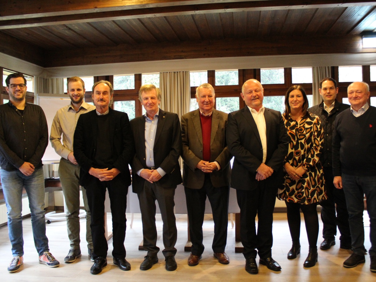 Der Beirat des Marienthaler Forums (von links): Marc Nilius, Matthias Reuber (Landtagsabgeordneter), Heiner Schneider, Ekkehard Schneider, Ulrich Schmalz, Frank Hoffmann, Janin Flender, Christoph Wenzelmann und Michael Lieber. Nicht auf dem Bild sind Sandra Weeser (Bundestagsabgeordnete) und Nicolaus Graf Hatzfeld, die beide aus Terminschwierigkeiten beim Erstreffen nicht dabei waren, aber ebenso dem Beirat angehren. (Foto: Marienthaler Forum)