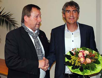 Der neue Brgermeister der VG Hamm Dietmar Henrich erhielt die Glckwnsche von Rainer Buttstedt. Fotos: kk