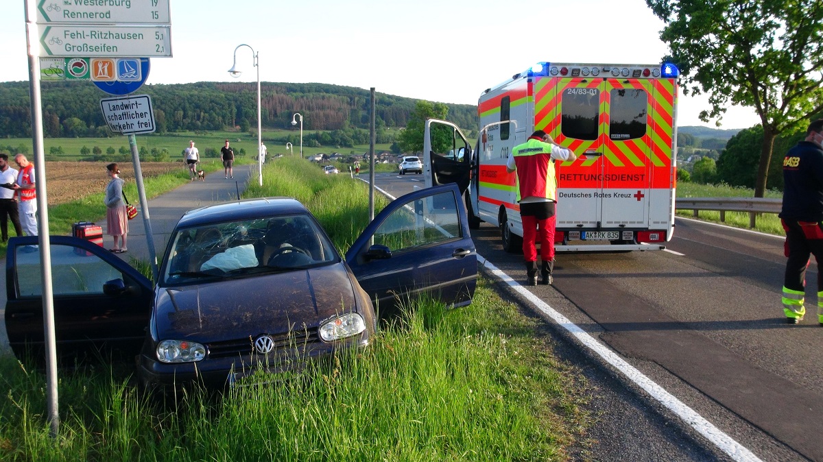 Unfall in Bad Marienberg: Pkw mit zwei Frauen und Kind gegen Felsbrocken geprallt 