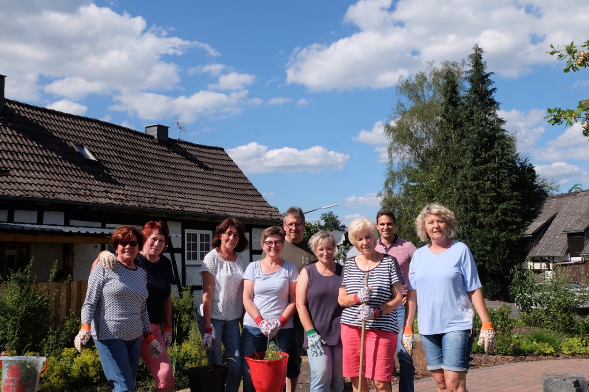 Auf dem Dorfplatz im Selbach kommt der Grne Daumen der Beetschwestern zum Einsatz. Matthias Grohs (hinten rechts) und Michael Gotto (hinten Mitte) sind begeistert vom Engagement in Selbach. (Foto: KathaBe) 