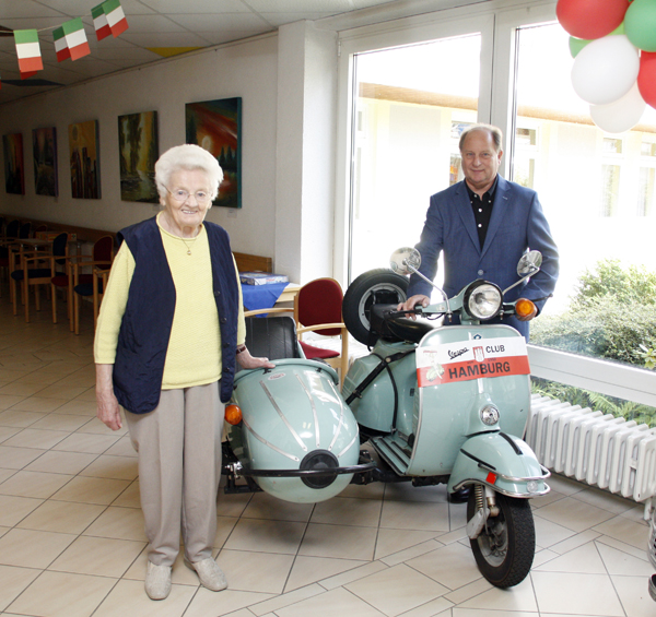 Die alte Vespa weckte bei einigen Bewohnern liebevolle Erinnerungen. Einrichtungsleiter Frank-Ulrich Kron (rechts) freut sich, dass die italienische Woche so gut angekommen ist. Foto: Anja Loudovici