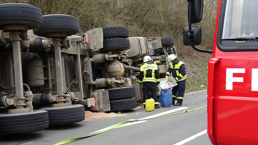 Sattelzug bei Boden umgekippt - Fahrer verletzt
