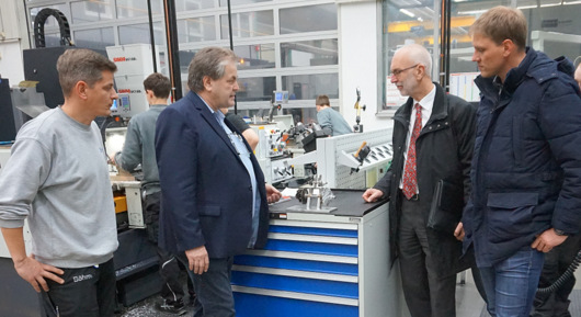 Beim Betriebsrundgang erfuhr Heinz Kolz (2. von rechts) vom Wirtschaftsministerium Rheinland-Pfalz, welch hohen Stellenwert die Ausbildung bei Bhmer Maschinenbau hat. (Foto: Wirtschaftsfrderung Kreis Altenkirchen)