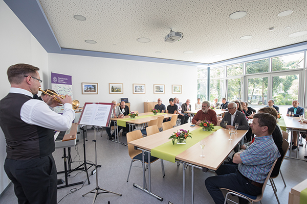 Rund 20 geladene Gste haben den neuen Dienstsitz des Evangelischen Dekanats Westerwald, das Karl-Herbert-Haus, kennengelernt. Foto: Evangelisches Dekanat Westerwald