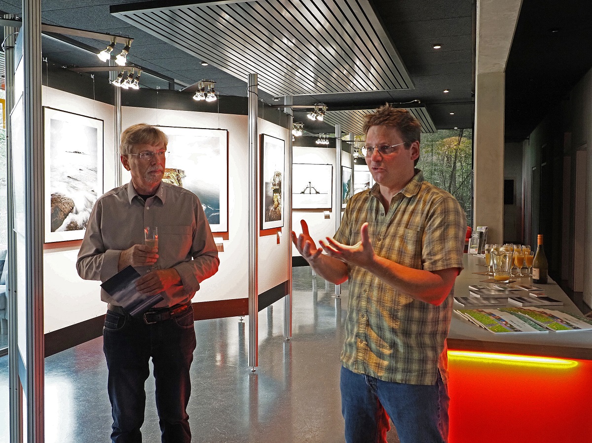 Jan Bosch (rechts) freut sich ber die Erffnung seiner Ausstellung im Tertirum, das Erlebnismuseum des Stffel-Parks in Enspel. (Foto: Tatjana Steindorf)