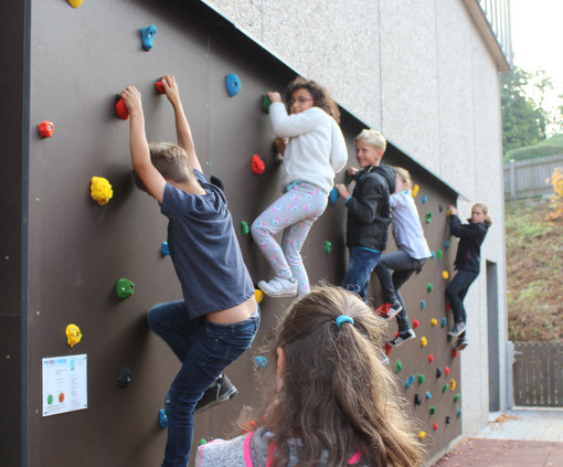 Nach langem Warten freuen sich die Schler der Franziskus-Grundschule Wissen ber eine tolle berraschung: Die neue Boulderwand konnte endlich freigegeben werden. (Foto: Franziskus-Grundschule) 