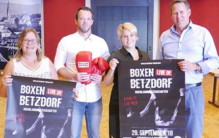 Uschi Knautz (OKAY-Veranstaltungen, Stadthallenmanagement), Benjamin Limper (Geschftsfhrer Boxclub Herdorf), Julia Wisser (City-Management, Stadt Betzdorf) und der 1. Beigeordnete der Verbandsgemeinde Betzdorf-Gebhardshain, Joachim Brenner (v.l.) freuen sich auf die zweite Boxveranstaltung in der Stadthalle Betzdorf. Foto: Veranstalter