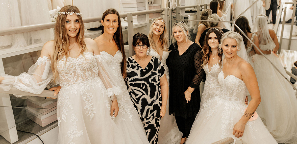 Ingrid Hartmann und Nicole Schneider, hier zusammen mit den Modellen, beraten kompetent in Sachen Brautmode. (Fotos: Photographywunderlich)
