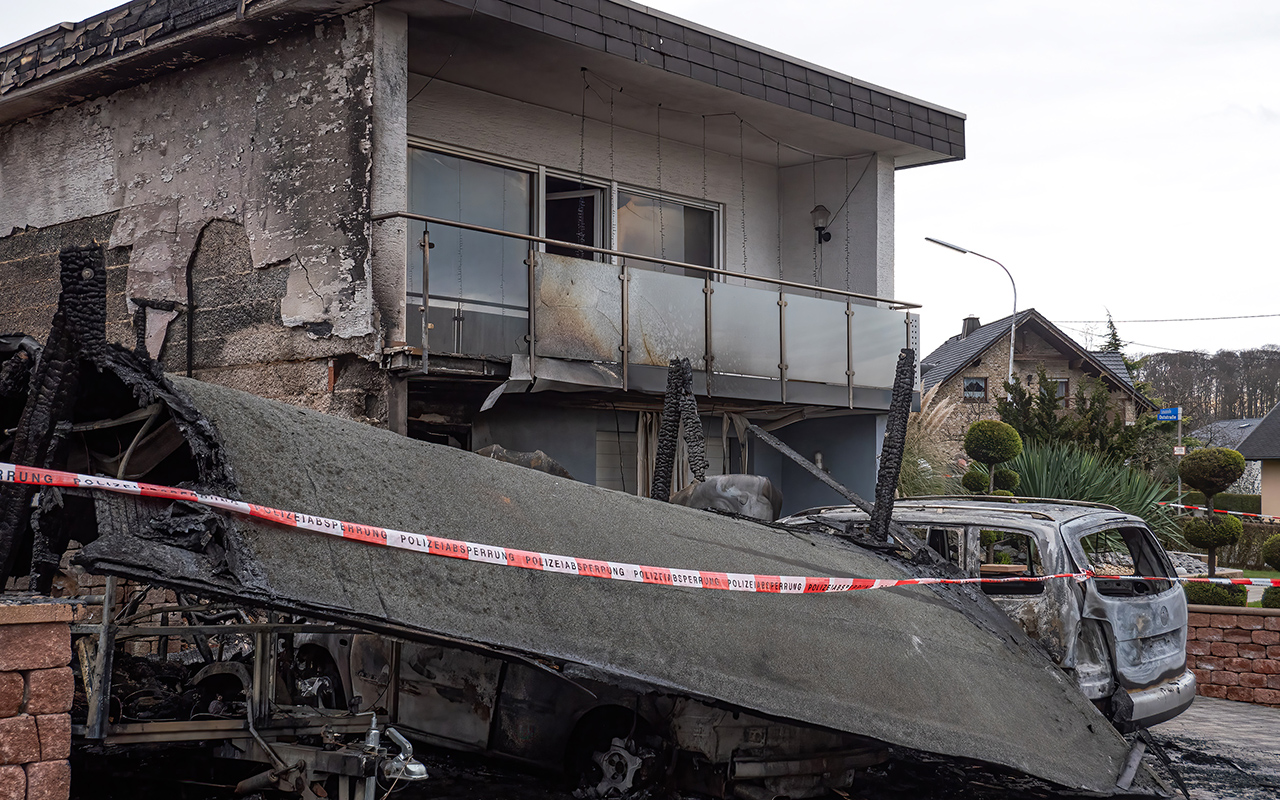 Durch die Hitzeentwicklung wurde auch das angrenzende Wohnhaus geschdigt. (Foto: privat)