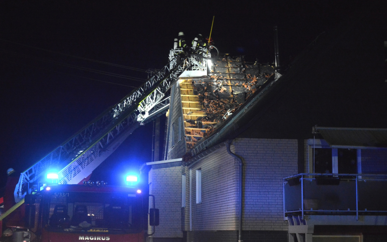 Den Feuerwehrleuten gelang es, zwischen den beiden Dachteilen de Brand zu stoppen und Schlimmeres zu verhindern. Fotos: (tt)