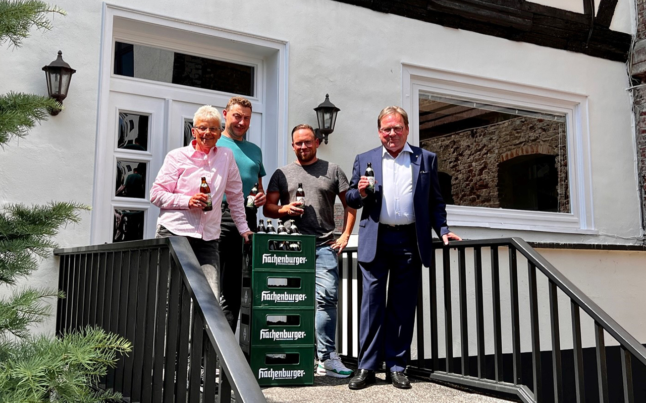 Carmen Mller, Leiterin der Qualittskoordination bei der Westerwald-Brauerei (von links), Maik Grn, Braumeister und Leiter der Brau-Technik sowie Florian Wisser, Leiter der Abfll-Technik, standen Slow Brewing-Grnder Dr. August Gresser beim Audit in Hachenburg Rede und Antwort. (Foto: Westerwald-Brauerei)