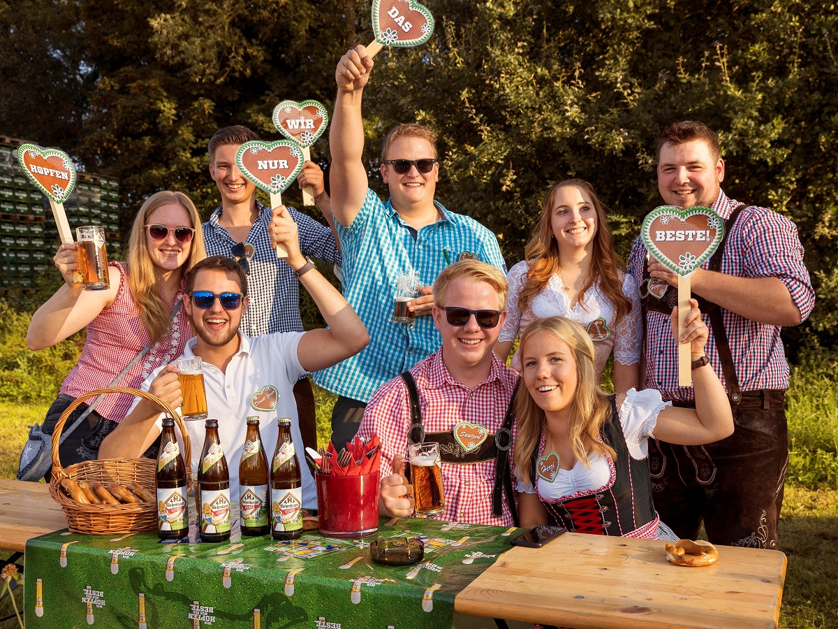 So wurden die beliebten Hachenburger Festbier-Wochen mit Kunden, Gsten und Clubbern feierlich eingelutet. (Fotoquelle: Westerwald Brauerei) 