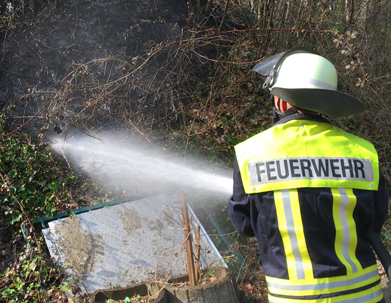 Schnell gelscht war der Bschungsbrand. Fotos: Alexander Mller