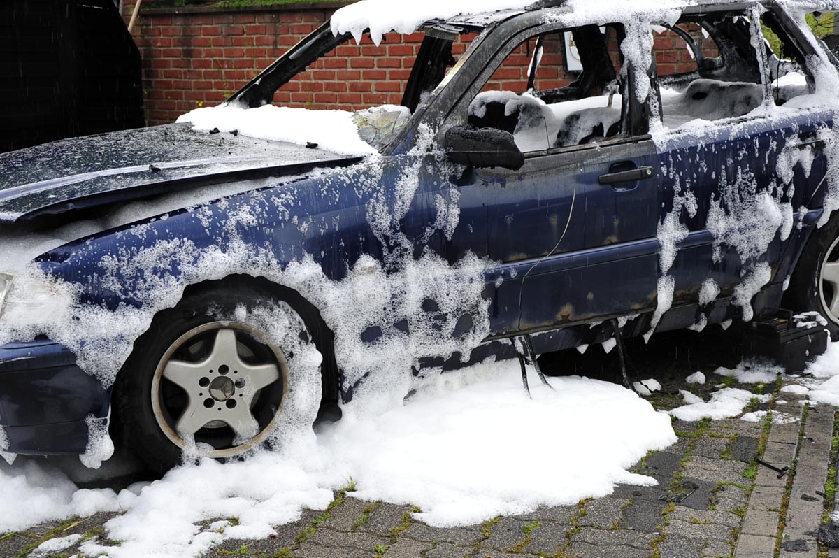 Das Auto wurde mit Schaum geflutet, um ein Wiederaufflammen zu verhindern. (Fotos: kkö)
