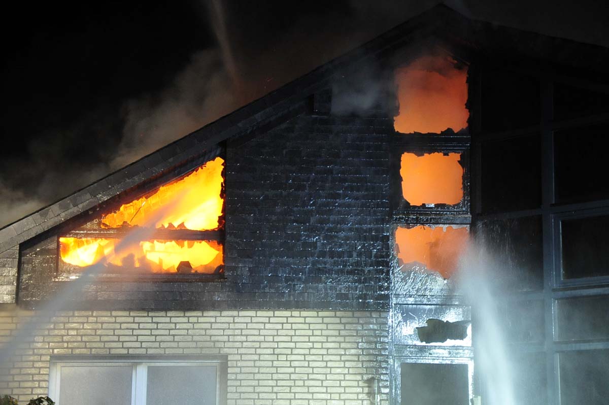 Bis auf die Grundmauern brannte das Haus in der Wissener Mozartstraße am 31. Oktober 2021 nieder. (Archivfotos: kkö)