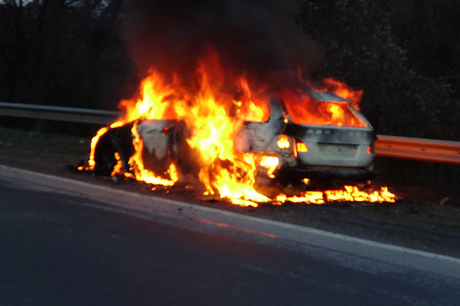 Fahrzeug brennt auf A48 komplett aus