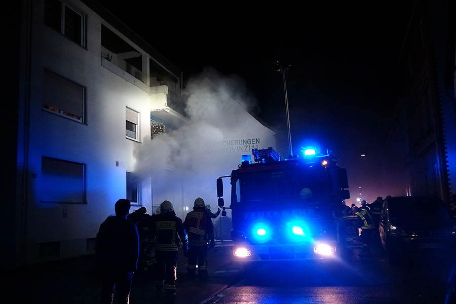 Wohnungsbrand im Mehrfamilienhaus in Engers