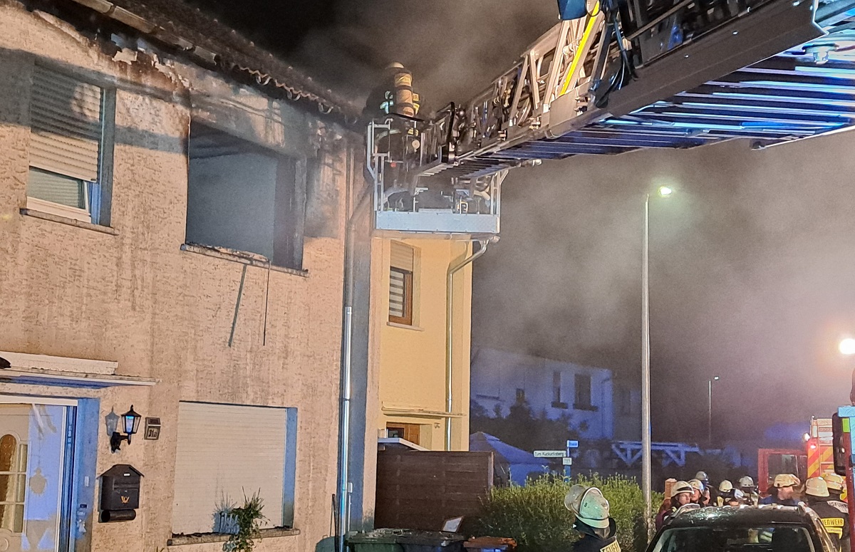 Die Doppelhaushlfte wurde stark zerstrt, eine Person konnte nur noch tot geborgen werden (Foto: Presseteam Feuerwehr Neuwied)