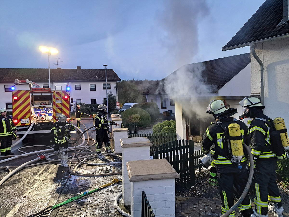 Fahrzeugbrand in Hardert forderte die Feuerwehr