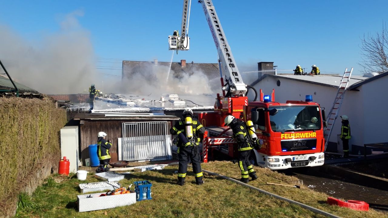 Feuerwehr der VG Puderbach bekmpft Brand einer Bckerei in Dernbach 