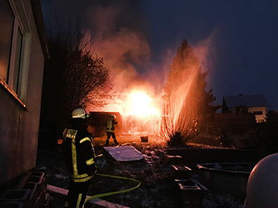 Die Gartenhtte in Forst brannte lichterloh. Fotos: Feuerwehr