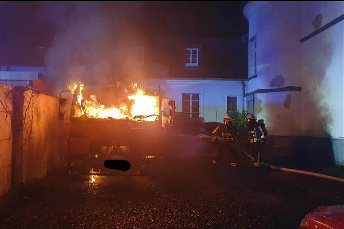 Wieder brennt nachts ein Fahrzeug in Neuwied