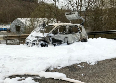 Der PKW auf der Landesstrae L 280 brannte komplett aus. (Foto: Verbandsgemeinde-Feuerwehr Kirchen) 