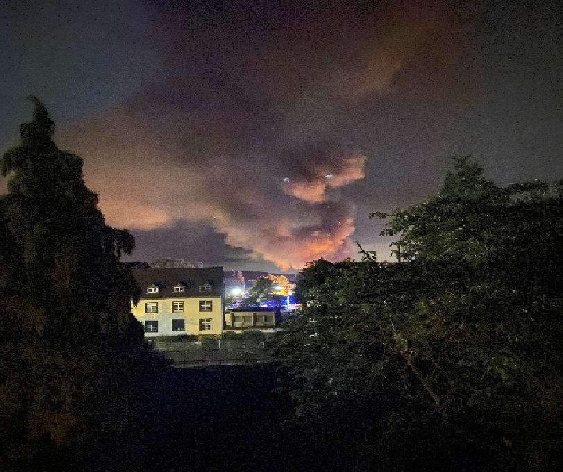 Originalbild: Starke Rauchentwicklung durch brennende Waggons (Foto: sol)