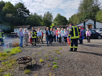 Beim Monatstreffen der Senioren/innen in Katzwinkel gab es unter anderem die Einweisung an einem Feuerlschgert. Foto: pr