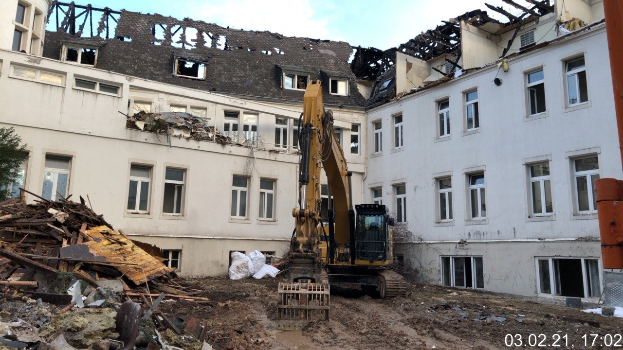 Aufrumarbeiten nach Brand auf Baustelle an St. Josef 