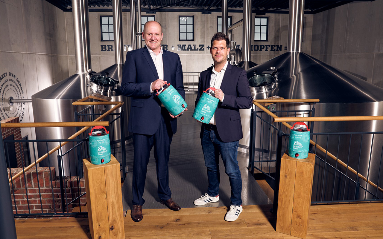 Dr. Peter Biele, CEO der thyssenkrupp Rasselstein GmbH (links) und Jens Geimer, Geschftsfhrender Gesellschafter der Westerwald-Brauerei, trafen sich im Sudhaus der Westerwald-Brauerei in Hachenburg, um die Kooperation zu feiern. (Foto: Westerwald Brauerei)