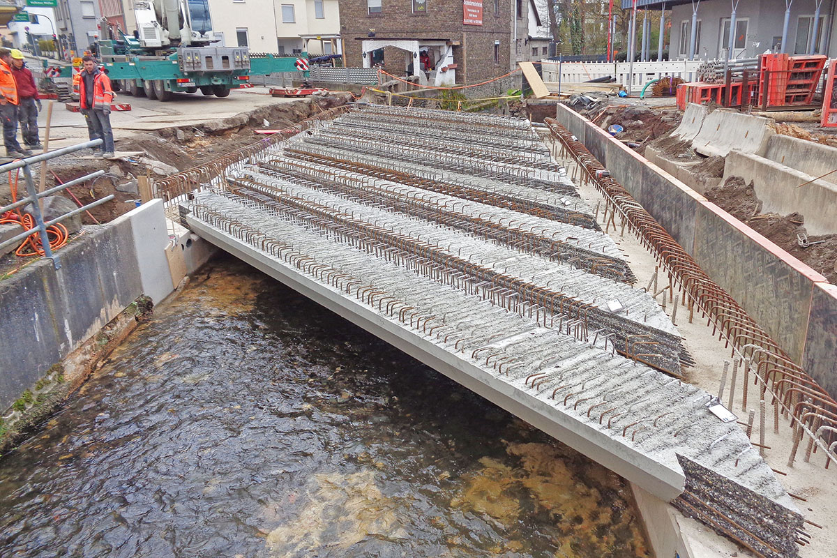 Die Arbeiten an der neuen Brcke ber den Aubach sind in vollem Gang. Fotos: Stadt Neuwied