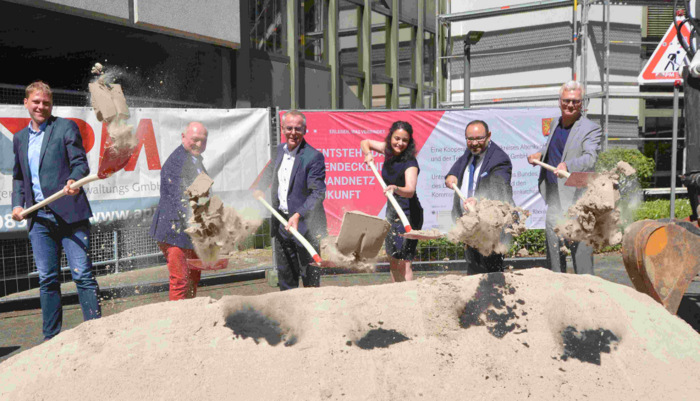 Der Symbolik folgen nun Taten: Erster Spatenstich fr den Breitbandausbau an 38 Schulen im Landkreis Altenkirchen. (Foto: tt)