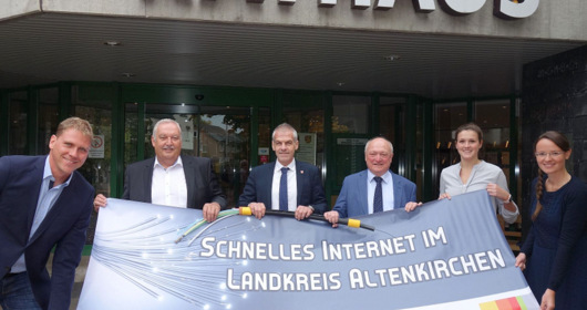 Schnelles Internet fr ALtenkirchen: (von links) Lars Kober (Leiter der Wirtschaftsfrderung des Kreises Altenkirchen), Jrgen Kolb (Verbandsgemeinde Altenkirchen), Brgermeister Fred Jngerich, Landrat Michael Lieber, Laura Tiefenthal (Wirtschaftsfrderung des Kreises Altenkirchen) und Lydia Litke (Verbandsgemeinde Altenkirchen). (Foto: Kreisverwaltung Altenkirchen) 