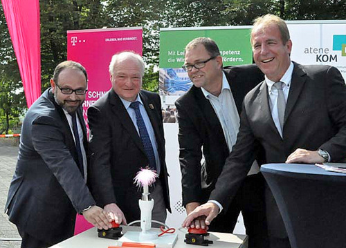 Startschuss fr das schnelle Internet in der Verbandsgemeinde Flammersfeld: (von links) Pietro Pitruzzela von Atenekom, Landrat Michael Lieber, Telekom-Projektleiter Martin Stiebitz und Staatssekretr Randolf Stich. (Foto: kk)