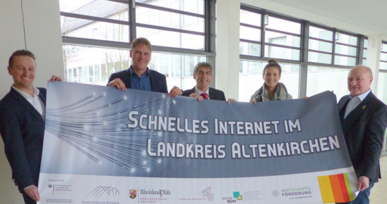 Johannes Plett (Verbandsgemeinde Hamm), Lars Kober (Leiter Wirtschaftsfrderung Kreis Altenkirchen), Hamms Brgermeister Dietmar Henrich, Laura Tiefenthal (Projektleiterin Wirtschaftsfrderung Kreis Altenkirchen) und Landrat Michael Lieber (von links) verknden den Abschluss des Breitbandausbauabschnittes Hamm. (Foto: Kreisverwaltung)  