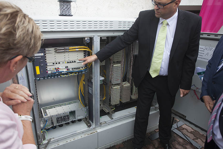 Ein Vertreter der Telekom erklrt das Mulitfunktionsgehuse. Fotos: Wolfgang Tischler