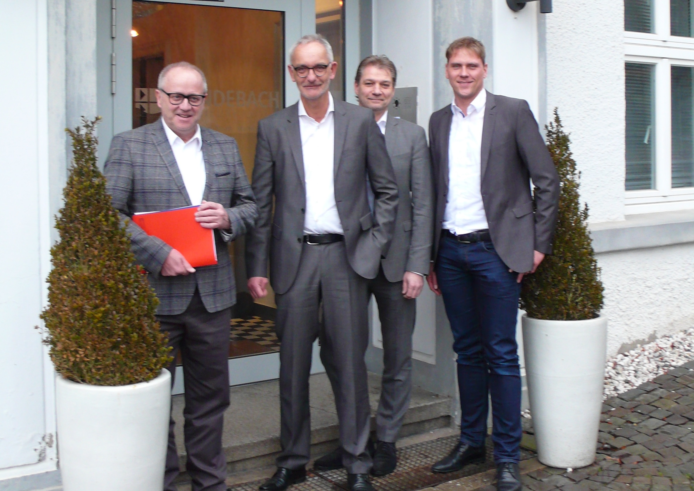 Landrat Dr. Peter Enders (links) und Wirtschaftsfrderer Lars Kober (rechts) tauschten sich mit Markus Brendebach (2. von links) und Tobias Dangendorf aus. (Foto: privat)