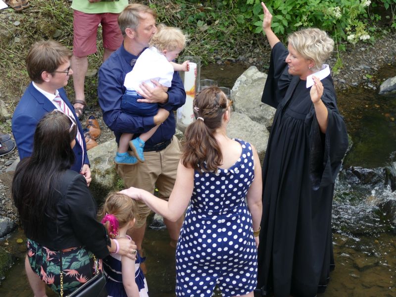 Fnf Kinder lieen sich im Brexbach taufen