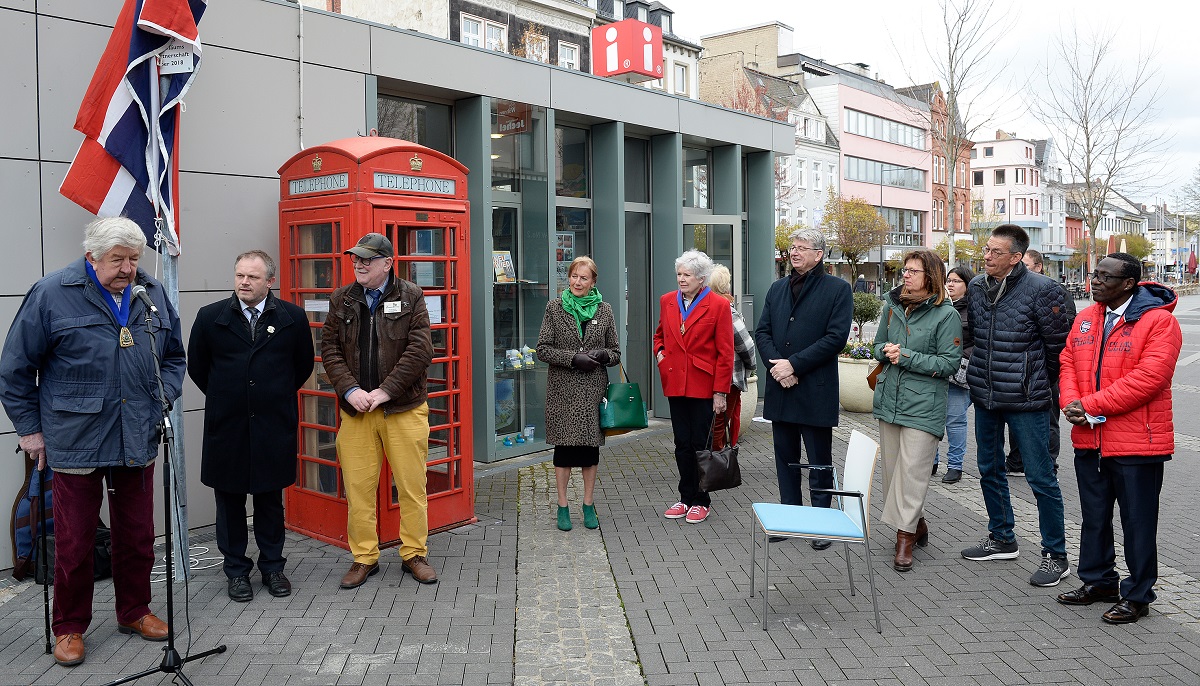 Das englische Stopschild wurde im Rahmen eines Besuchs des Brgermeisters aus Bromley Russell Mellor eingeweiht. (Fotos: privat)